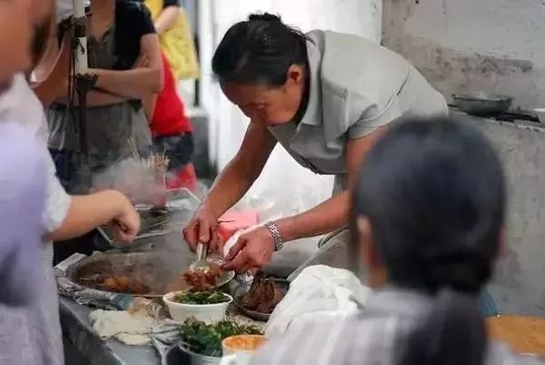 广东省阿婆饭馆，传统美食与情感的交融